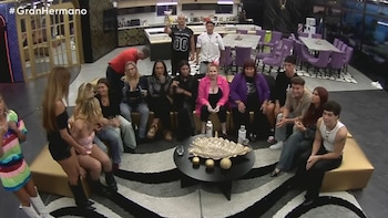 Sonó el teléfono dorado en Gran Hermano y dos participantes tendrán una noche romántica: “Confío en vos”