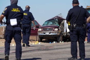 Escena de la colisión entre un vehículo deportivo utilitario (SUV) y un camión remolque cerca de Holtville, California, EEUU, Marzo 2 (Foto: REUTERS/Bing Guan)