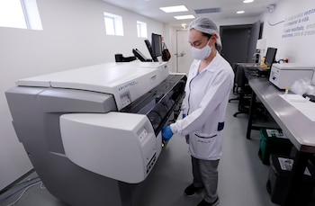 Una especialista opera una máquina