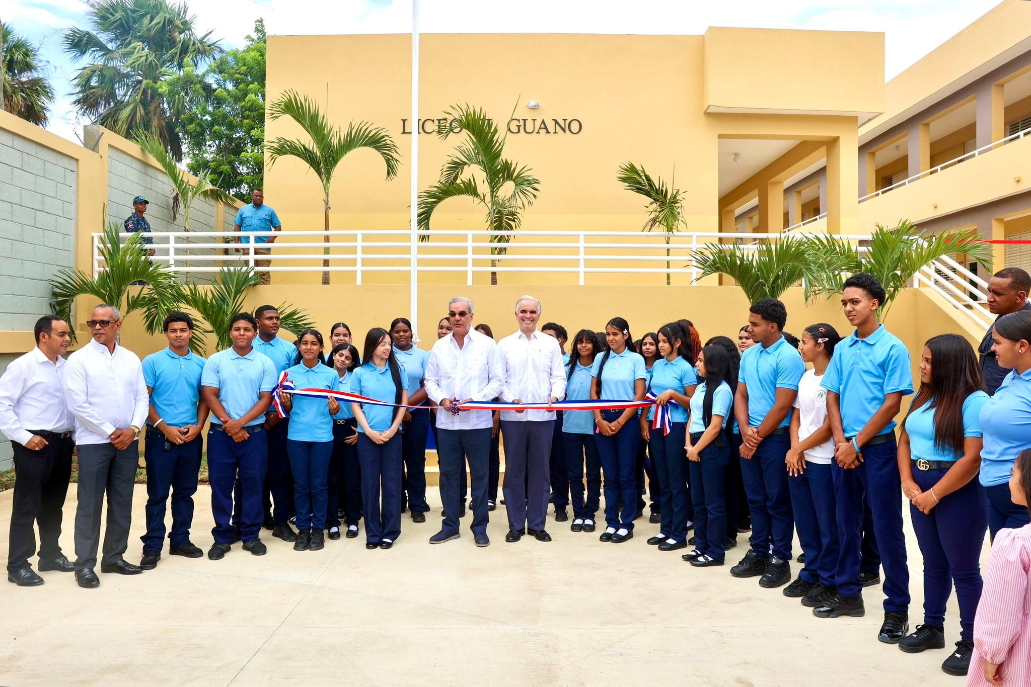 El presidente Luis Abinader encabezó la inauguración de dos nuevos liceos en Santiago que suman 15 aulas para más de 500 estudiantes. (Foto cortesía Presidencia de la República Dominicana)