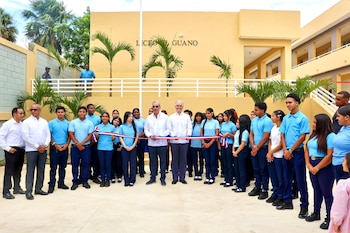 El presidente Luis Abinader encabezó la inauguración de dos nuevos liceos en Santiago que suman 15 aulas para más de 500 estudiantes. (Foto cortesía Presidencia de la República Dominicana)