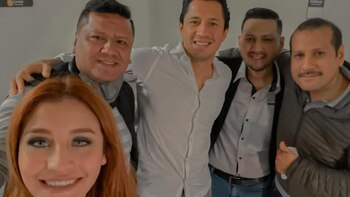El delantero Gianluca Lapadula posa junto a su prima y otros familiares en una de sus estadías en Perú.