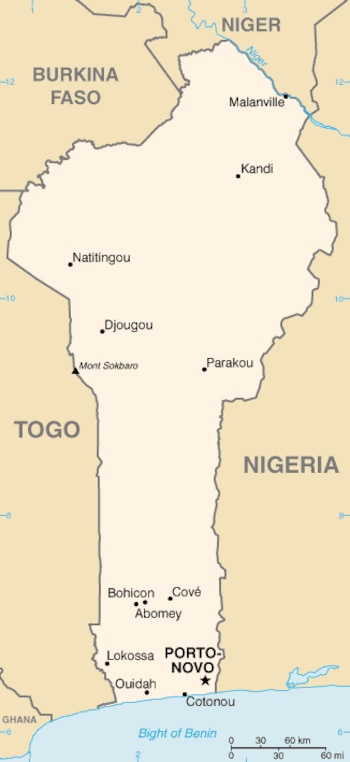 Mapa de Benin en color beige claro que incluye ciudades como Porto-Novo y fronteras con Togo, Nigeria, Burkina Faso y Níger