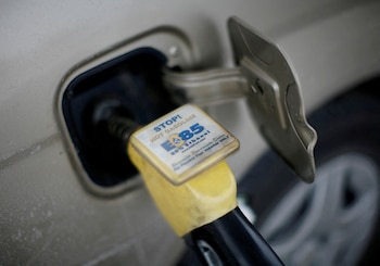 Varios estados de Estados Unidos subirán desde julio de 2026 el impuesto a la gasolina en plena temporada de verano y antes del 4 de julio (REUTERS/Jason Reed/File Photo)