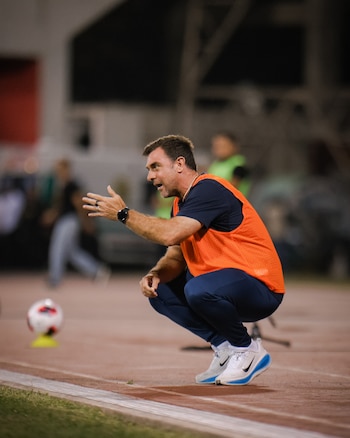 Pablo Guede dirigiendo el partido