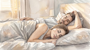 Dibujo de acuarela de un hombre y una mujer durmiendo pacíficamente en una cama. Él está detrás de ella, ambos cubiertos por sábanas blancas y claras.