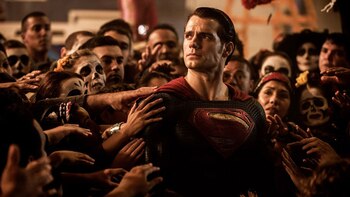 Henry Cavill vuelve como Superman.