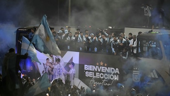 Las fotos y videos del recibimiento a la selección argentina: del show de drones a la “sorpresa” en el aeropuerto