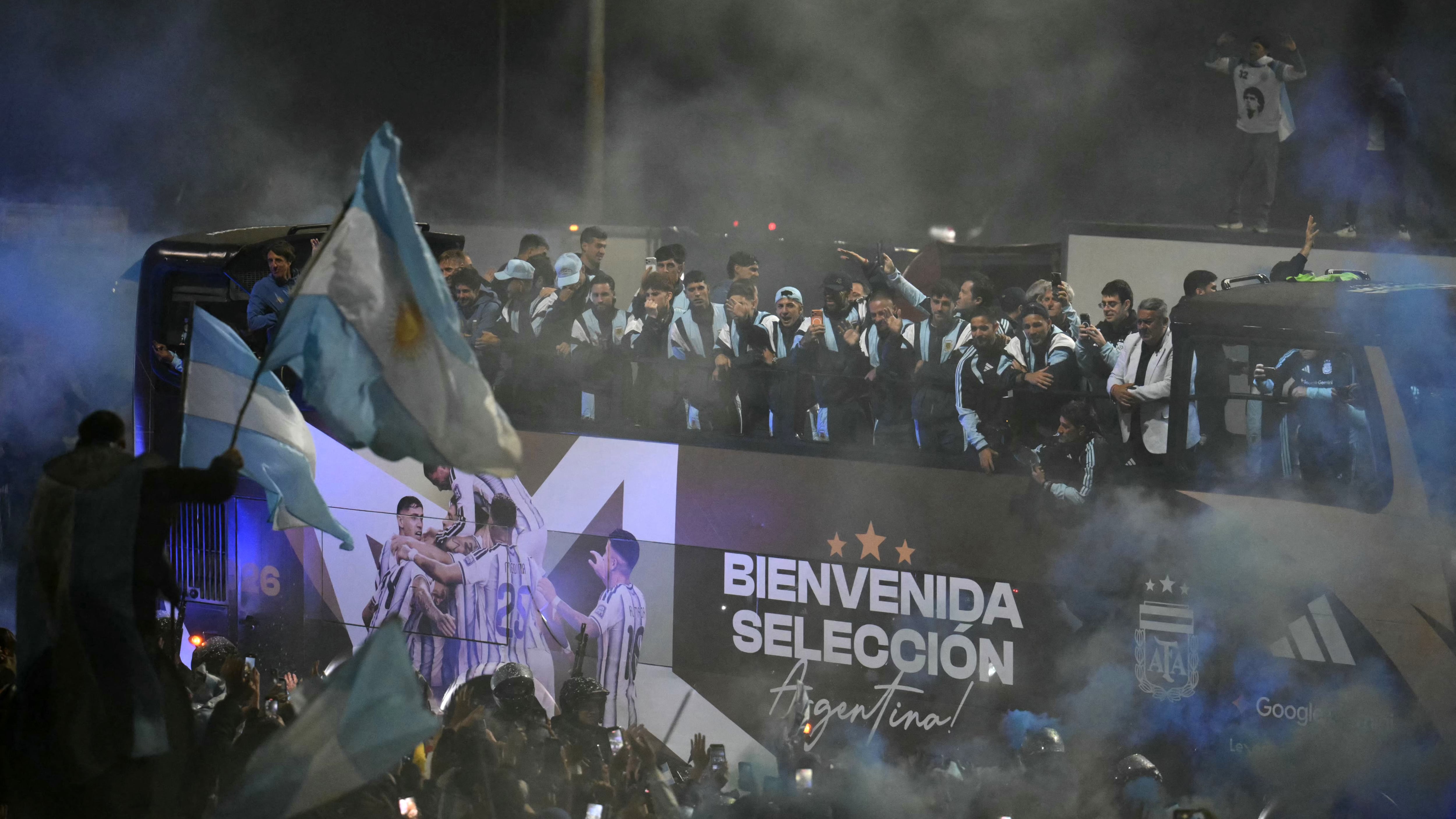 Las fotos y videos del recibimiento a la selección argentina: del show de drones a la “sorpresa” en el aeropuerto