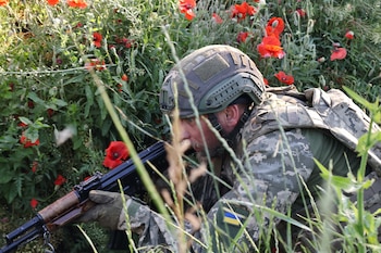 La 65ta Brigada Mecanizada de Ucrania, un soldado practica en un centro de entrenamiento cerca del frente en la región de Zaporiyia, el 11 de junio de 2026. (Andriy Andriyenko)