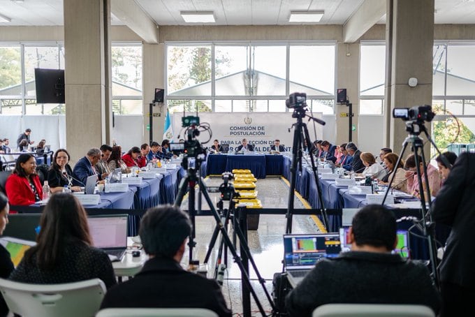 Los integrantes de la Comisión de Postulación realizan una sesión sobre la elección del Contralor General de Cuentas ante los medios. (Miquel Cortes Bofill)