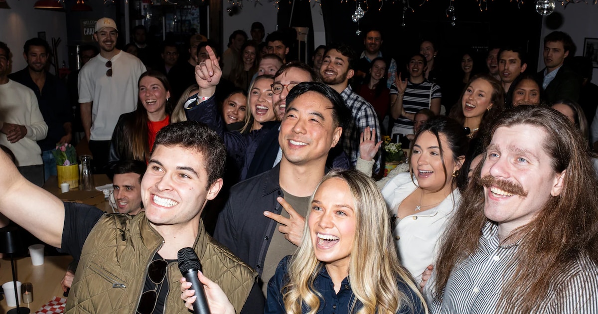 Jóvenes católicos inundan iglesia de Nueva York buscando comunidad y tradición
