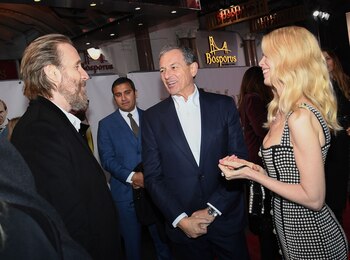 Bob Iger (centro), que dirigó