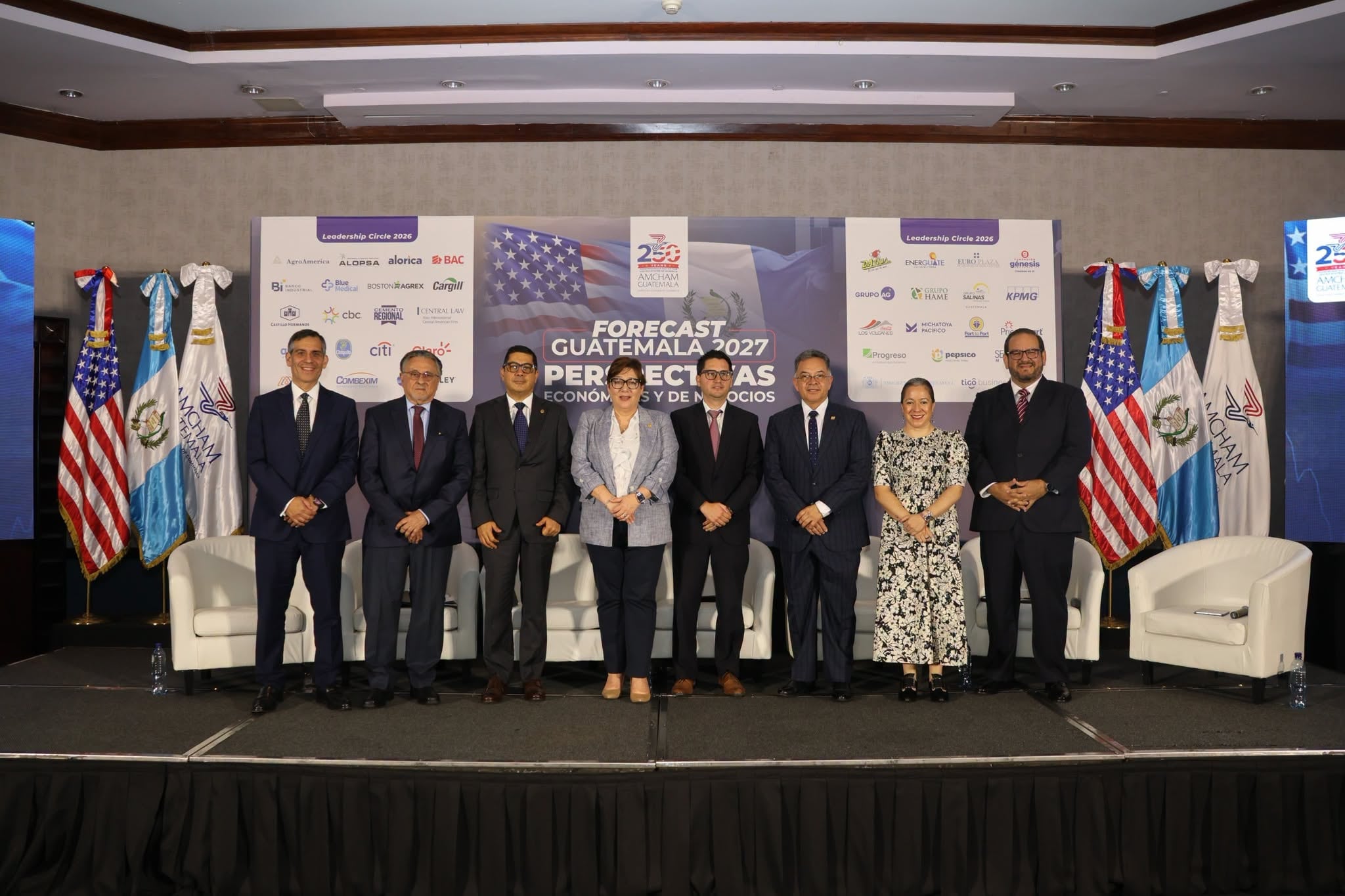 Directivos de AmCham Guatemala, incluyendo a Waleska Sterkel, presentan el evento Forecast Guatemala 2027 sobre perspectivas económicas y de negocios. (AmchAm)