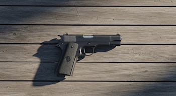 Vista aérea de una pistola semiautomática de color negro con empuñadura texturizada, colocada sobre una superficie de tablas de madera clara.