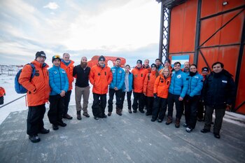 Ministros y científicos con personal