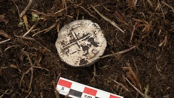 Encuentran una moneda de 1584 que revela el lugar exacto de la trágica colonia española de Puerto del Hambre
