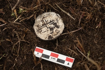 Moneda de plata de 1584 encontrada en el Estrecho de Magallanes. (Universidad Austral de Chile)
