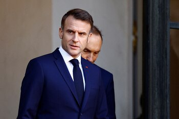 Macron, con una autoridad erosionada, se encuentra en una encrucijada ante esta elección (REUTERS)