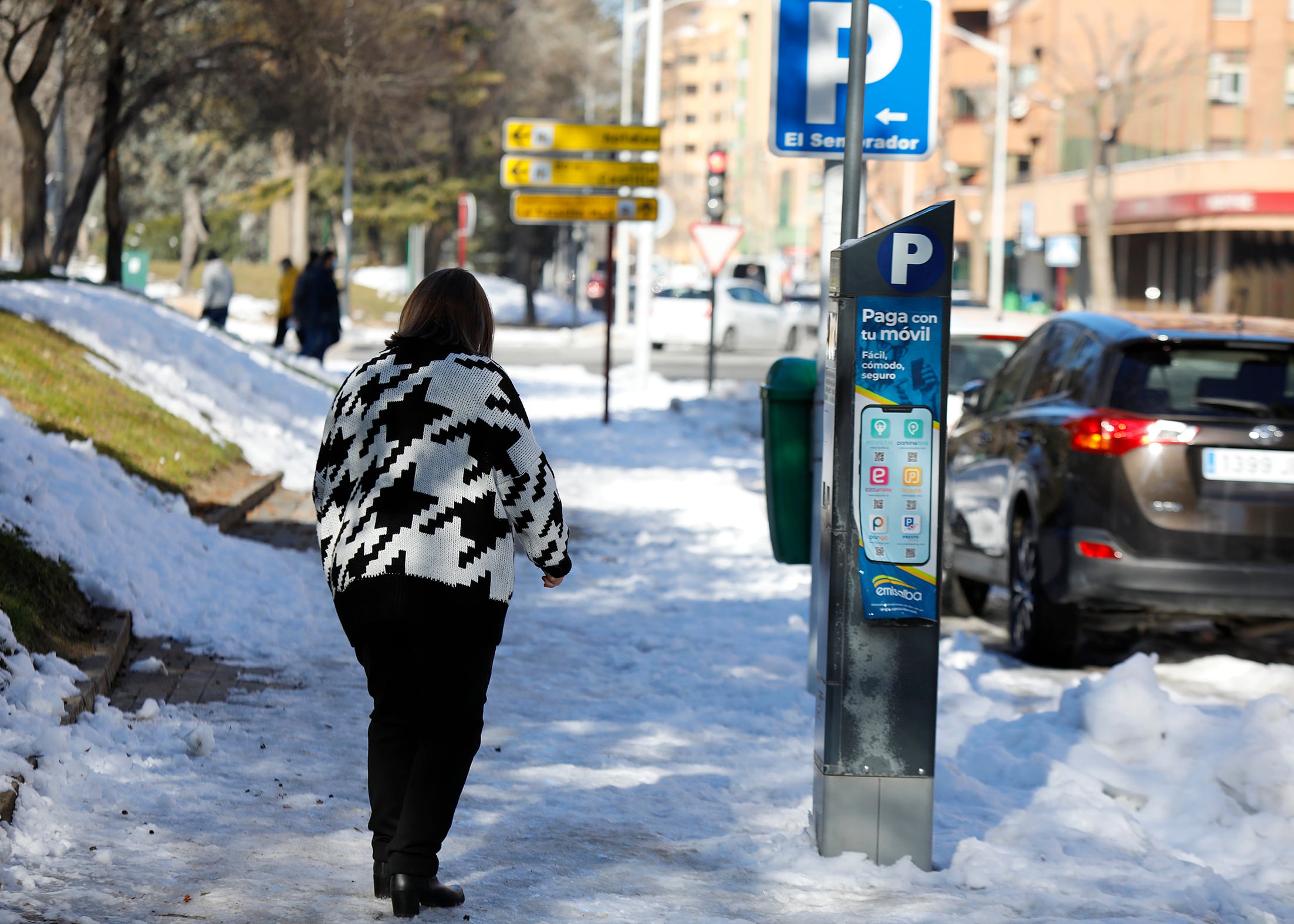 Una mujer camina por Madrid tras la tormenta de nieve Filomena. (Luis Vizcaíno/Europa Press)