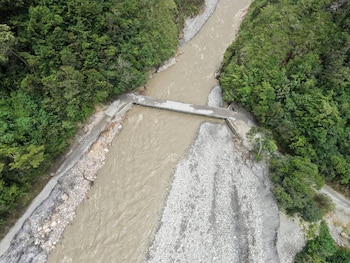 En Los Canes, la sedimentación del río Blanco dejó cinco veredas incomunicadas y cubrió con agua el puente de conexión - crédito cortesía Alcaldía de Guayabetal