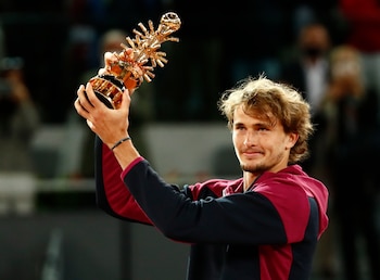 El tenista alemán Alexander Zverev con el trofeo del Masters 1000 de Madrid (REUTERS/Sergio Perez)