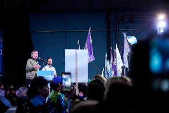 Máximo Kirchner junto al intendente