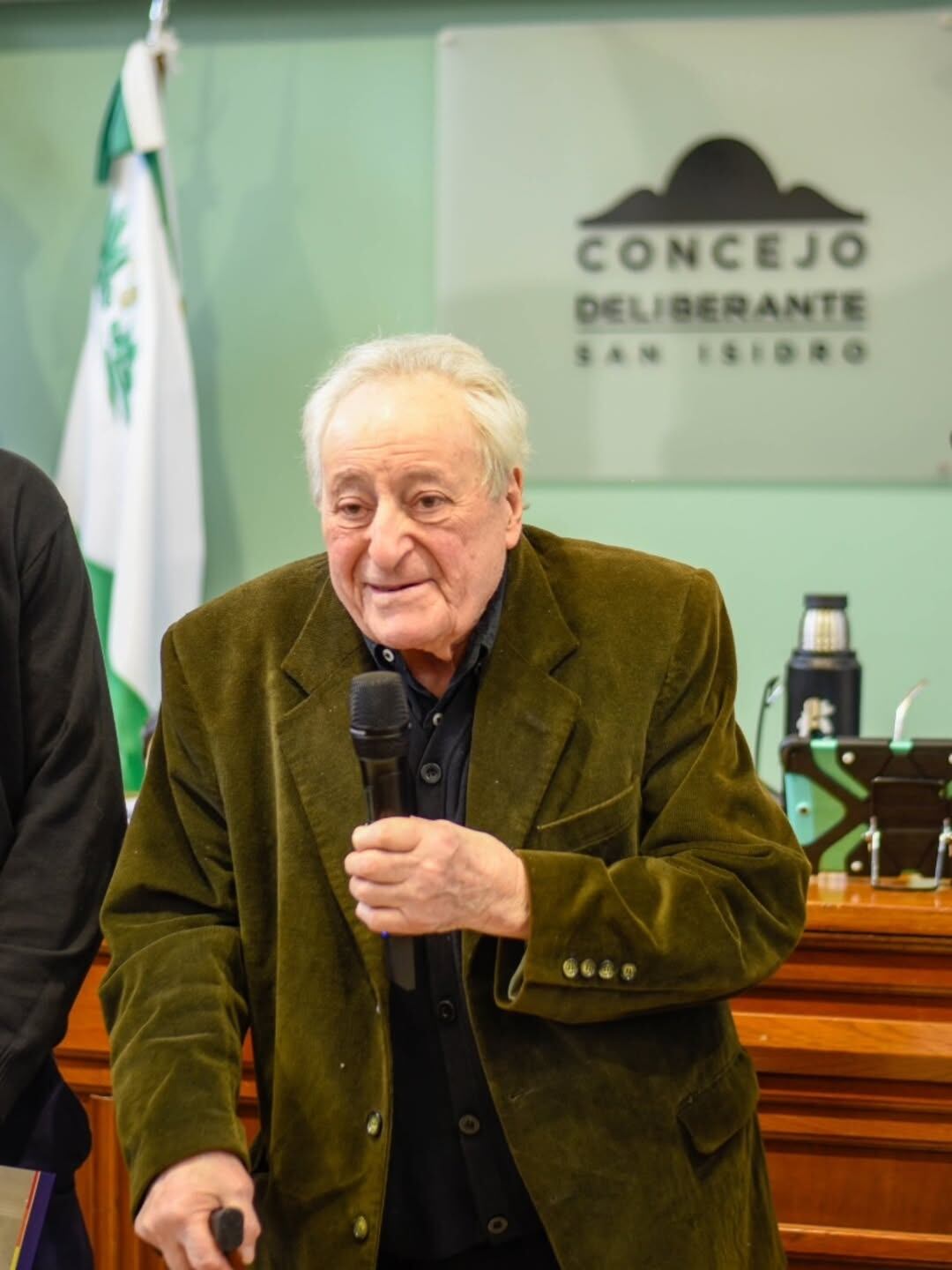 El reconocido actor Roberto Carnaghi recibe un emotivo homenaje en el Concejo Deliberante de San Isidro por su significativo aporte cultural y su extensa trayectoria artística, donde compartió unas palabras con el público. ((Crédito: @oricuello))