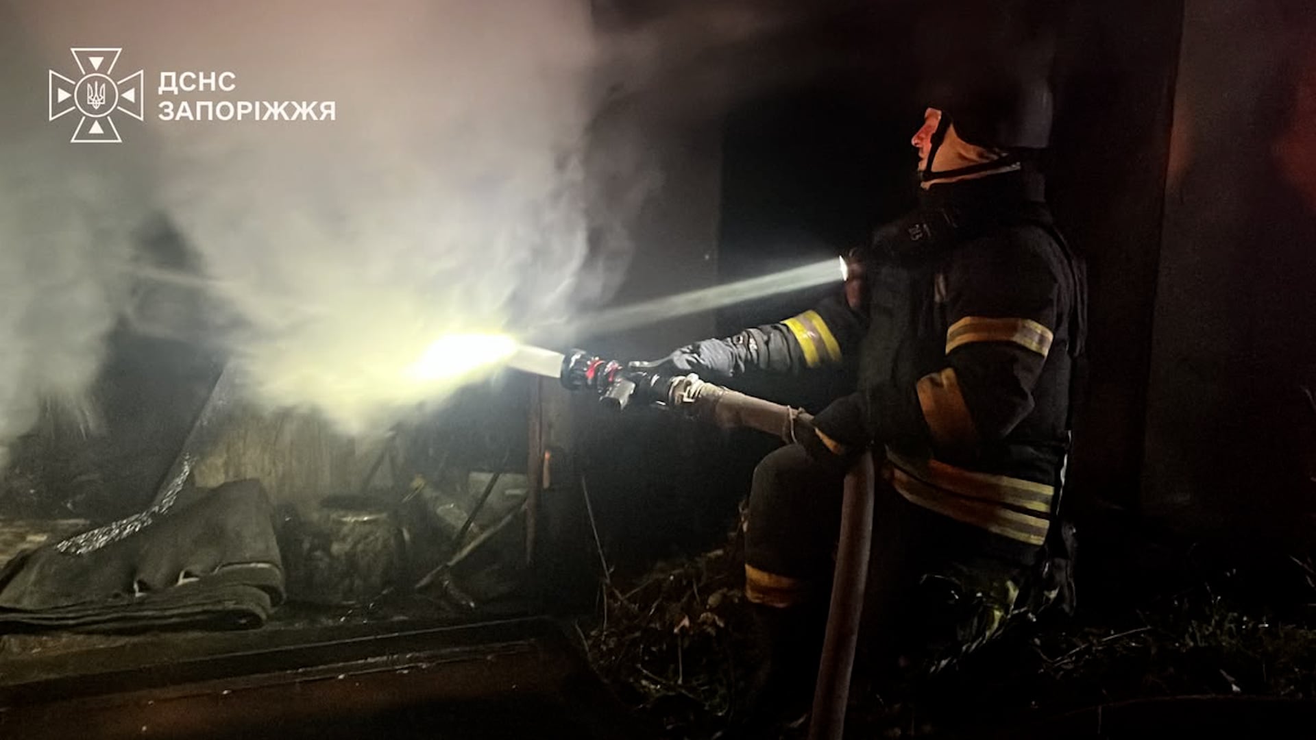 Bomberos apagan el fuego tras un ataque ruso
