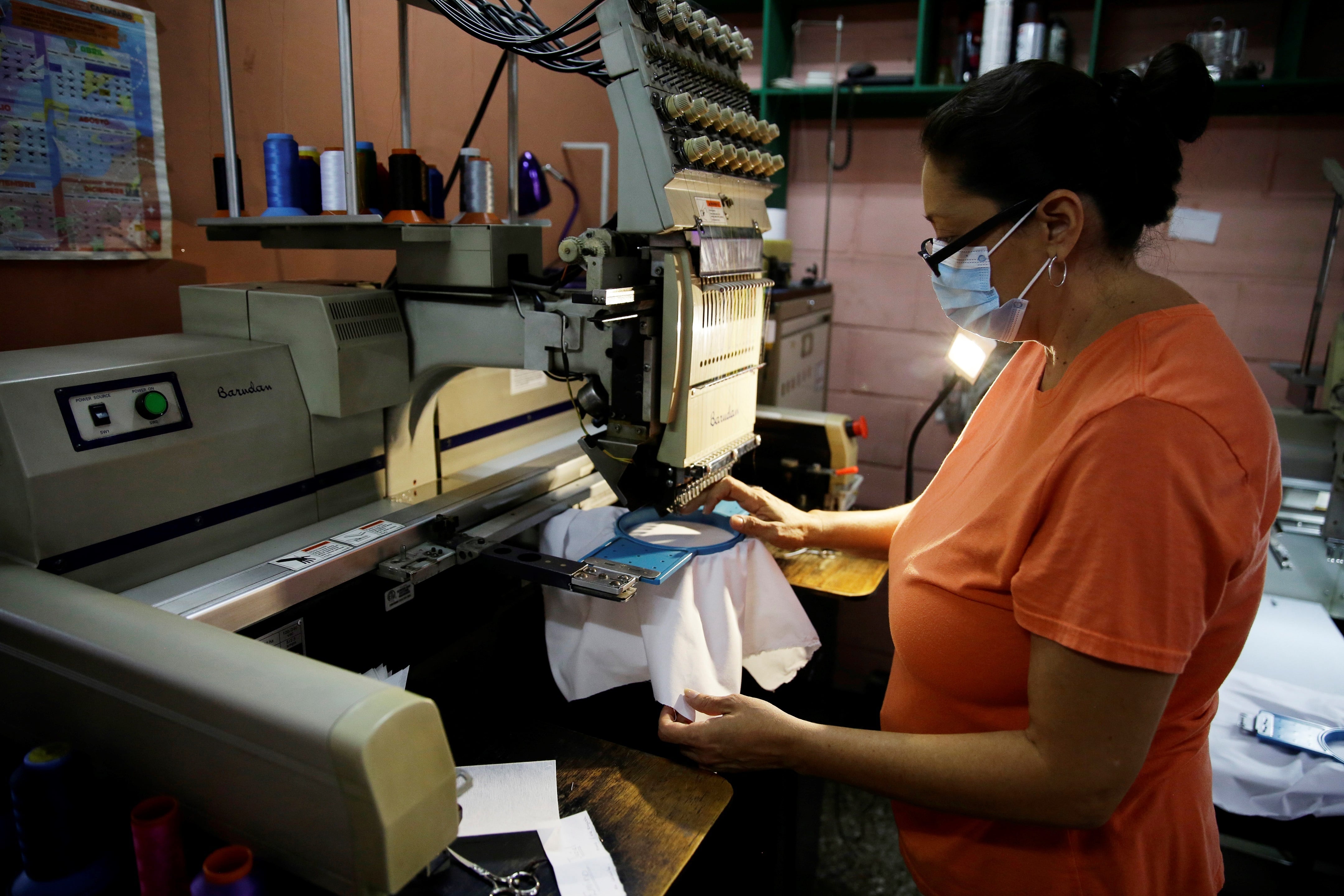 El informe indicó que las mujeres jefas de hogar y quienes cuidan personas dependientes enfrentarían más obstáculos para sostener su empleo con horarios más largos o rígidos. (EFE/ Rodigo Sura)
