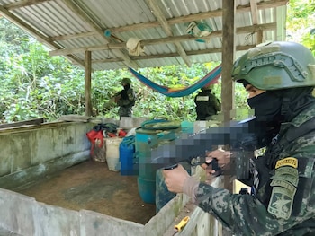 Durante la intervención también fue localizada una estructura artesanal presuntamente relacionada con el manejo de insumos para el narcotráfico. (Foto: Fuerzas Armadas de Honduras)