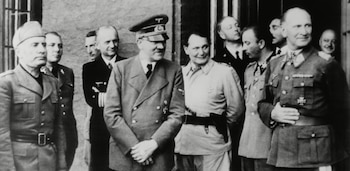 Desde la izquierda: Benito Mussolini,