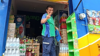 Piden apoyo para enviar a Italia a repartidor de Boing veracruzano que ganó premio de poesía