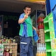 Piden apoyo para enviar a Italia a repartidor de Boing veracruzano que ganó premio de poesía