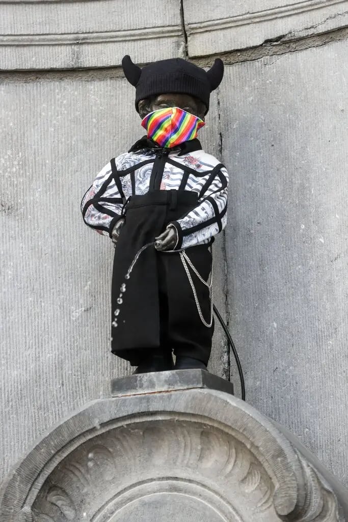 El Manneken Pis, un niño de bronce de 56 centímetros de altura que se ha convertido en el símbolo de Bruselas, vistiendo un traje confeccionado para él por el diseñador de moda francés Jean Paul Gaultier (Crédito: Stephanie Lecocq/EPA, vía Shutterstock)