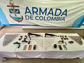 La operación de control y vigilancia permitió decomisar dos fusiles, un revólver, tres pistolas y 551 unidades de munición en aguas colombianas - crédito prensa Armada de Colombia