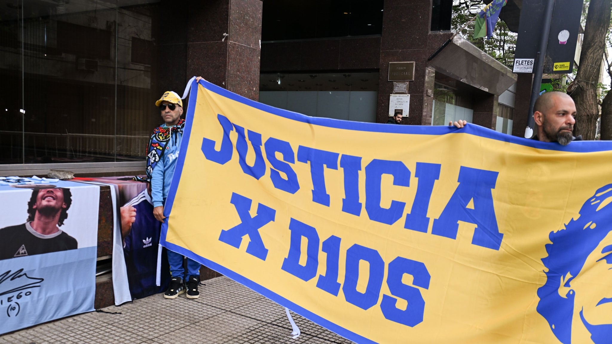 Un grupo de fánaticos en el ingreso a los Tribunales de San Isidro. (Foto: Adrián Escandar)