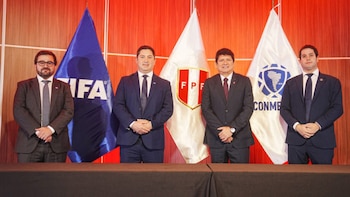 Agustín Lozano acompañado de las