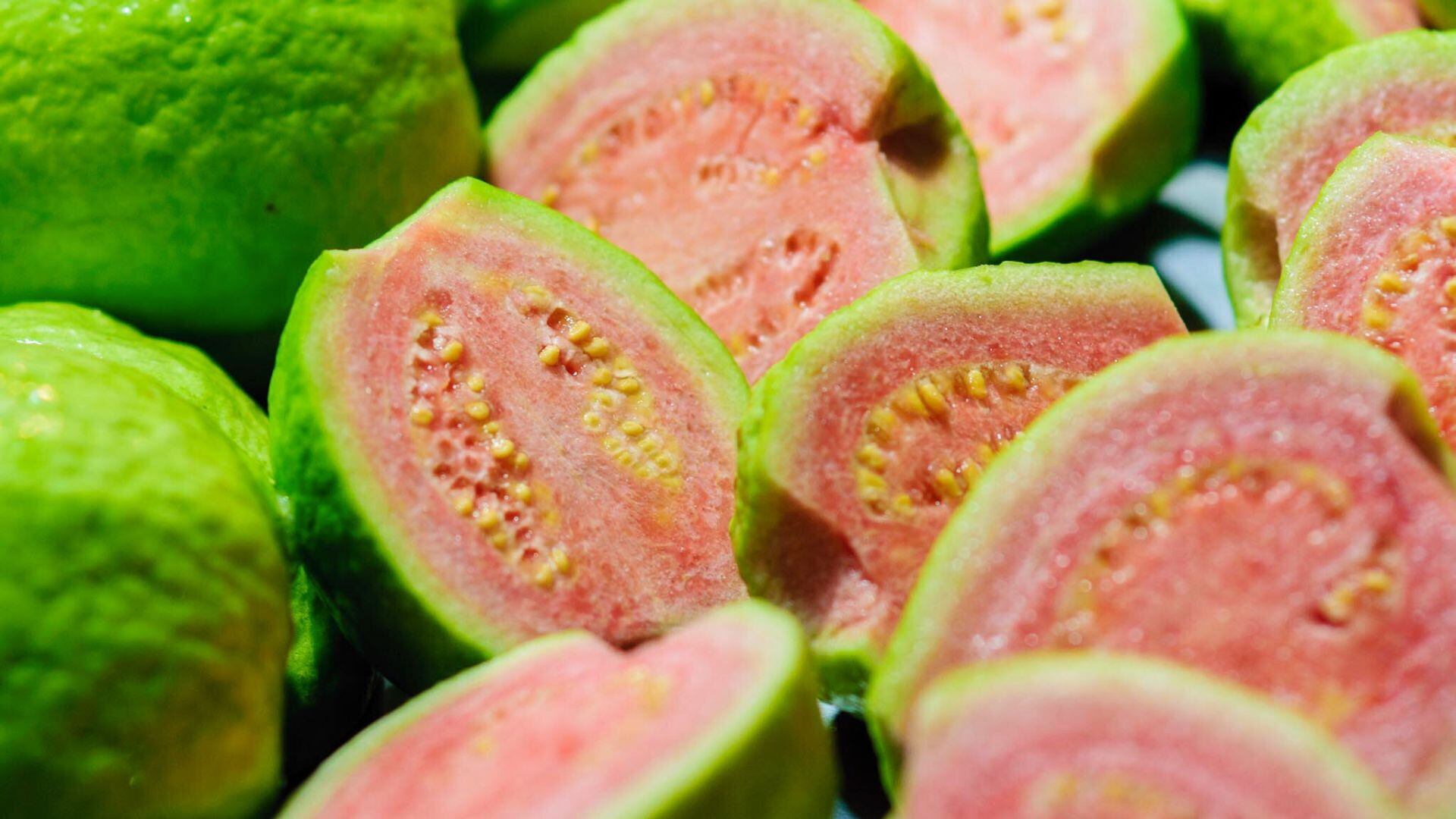 Algunas guayabas en la frutería (Pexels)