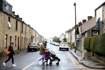 Imagen de archivo de una familia en el condado de Lancashire , Inglaterra. (REUTERS/Hannah McKay)