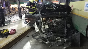 Un auto quedó destruido tras colisionar con un colectivo de línea en el barrio de Palermo