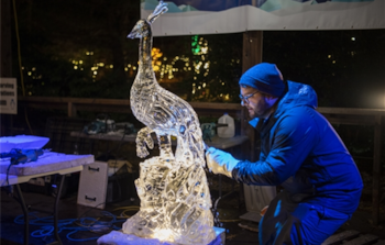 Un artista trabaja una escultura