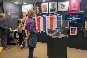 Asistentes a la exposición '1996: 30 años después', conmemora en Londres elementos tan icónicos de aquel año como el vestuario de las Spice Girls, objetos inéditos de Oasis y la portada de periódico que anunciaba el divorcio de Carlos III y Diana de Gales