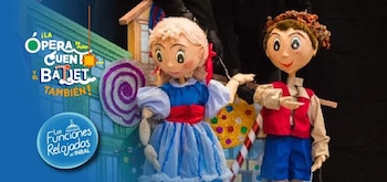 Primer plano de dos marionetas de hilo, una niña con vestido azul y un niño con chaleco rojo, sobre un fondo con elementos decorativos de dulces y texto promocional