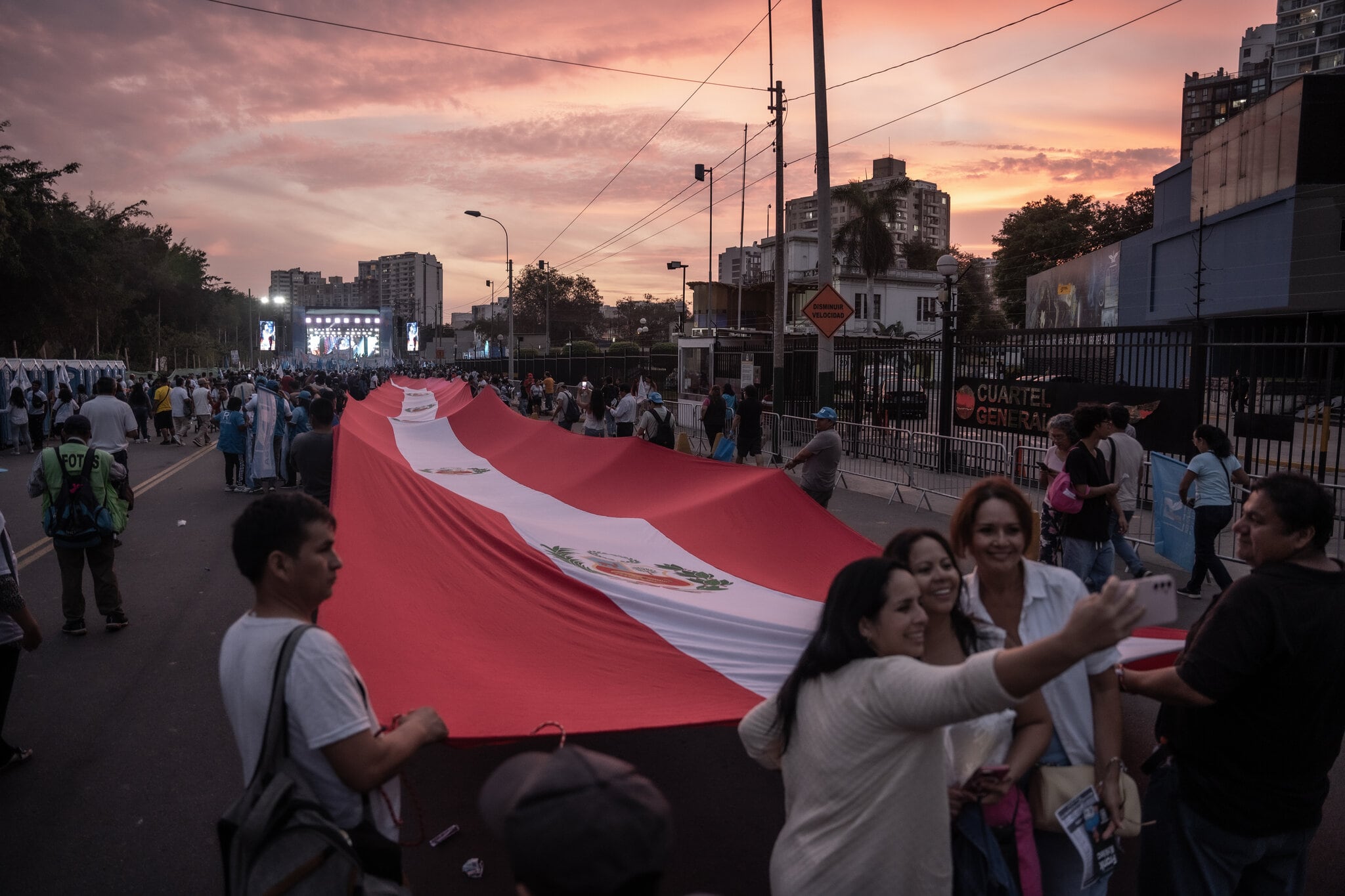 PERÚ AL BORDE: Elecciones Presidenciales en Crisis