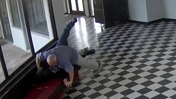 El director de una escuela secundaria de Oklahoma frustró un posible tiroteo al lanzarse sobre el atacante