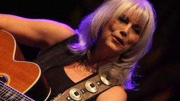 Emmylou Harris, tras su divorcio y dificultades económicas en los años 70, encontró impulso profesional gracias al respaldo de su familia y la niñera (Wikimedia)