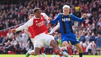 El líder Arsenal sigue complicándose y el Liverpool vuelve a ganar después de mes y medio