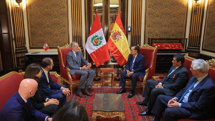 El desplazamiento estuvo resguardado por un amplio operativo de seguridad con participación de la Policía Nacional y del equipo de protección español.