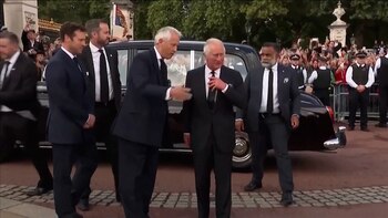 Carlos III saludó a la gente en el Palacio de Buckingham